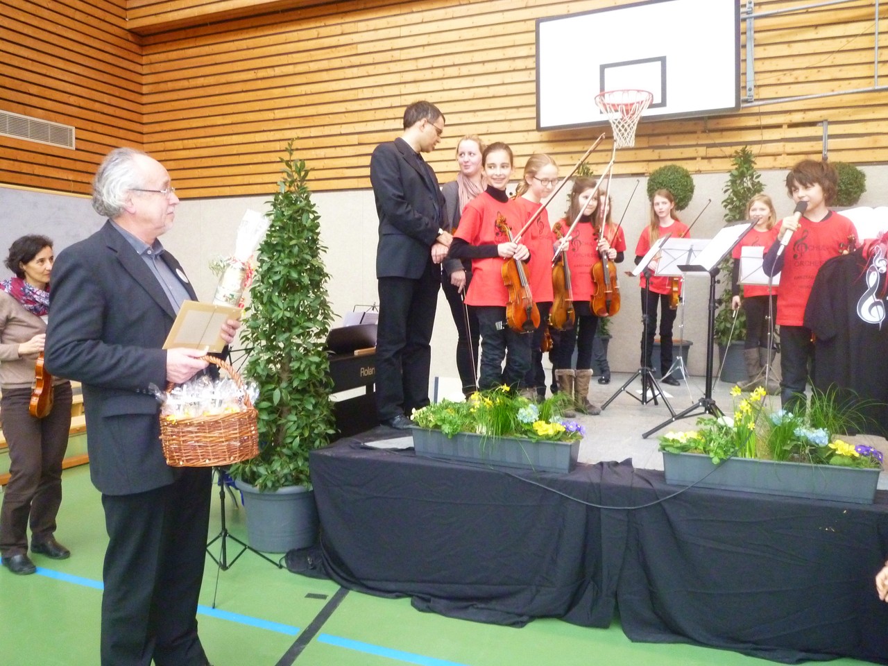Foto O. Kindermann, Das Schüler-Streichorchester spielt für Herrn Blaum und seinen Gästen