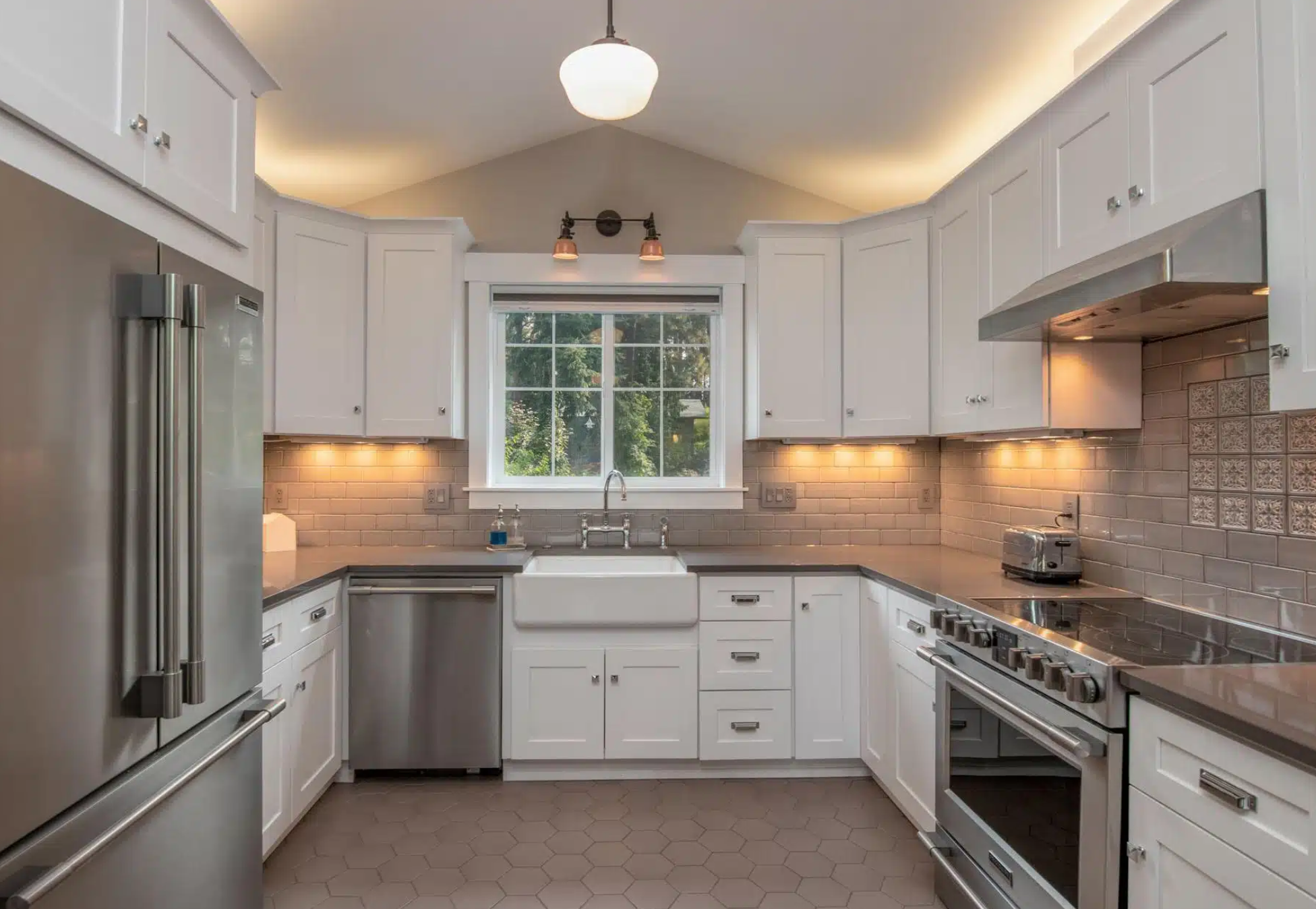 Mastering Transitional Kitchen Design: Blend Tradition with Modernity