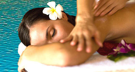 Lady receiving a lomilomi Hawaiian massage lying down.