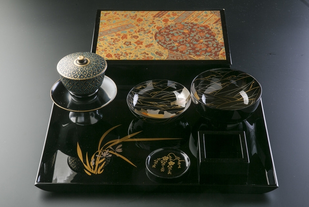 輪島塗の器と盆