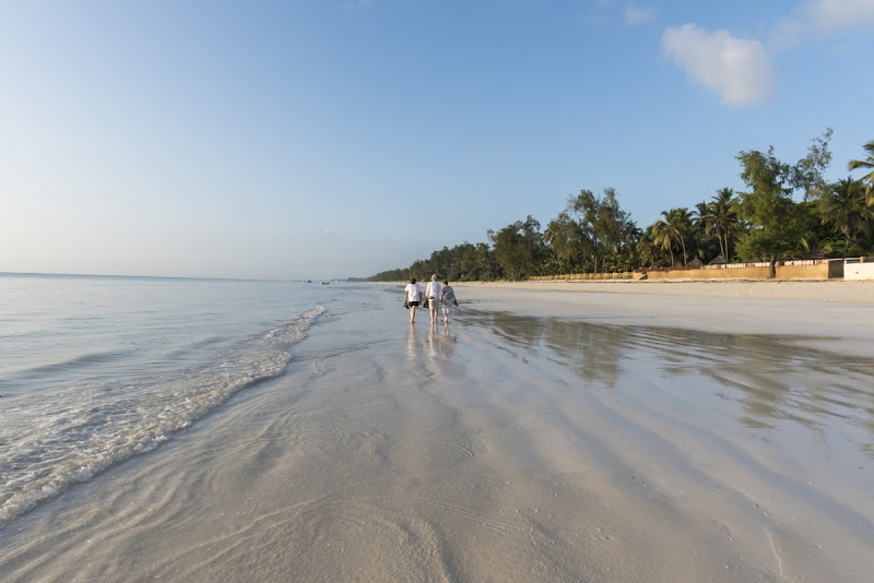 Durch die Ausrichtung des Horizontes wirkt der einmalige Diani Beach noch seeehr viel weiter 