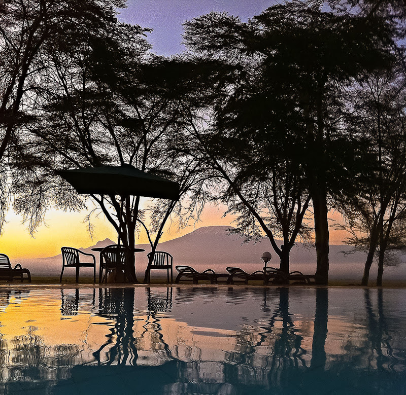 Sonnenaufgang in der Ol Tukai Lodge in Amboseli, mit dem Kilimanjaro im Hintergrund.  Ich hatte gerade 5 Minuten Zeit um diese einmalige Lichstimmung zu fotografieren … 06.15 Uhr waren diese einmaligen Farbenmomente bereits verschwunden 