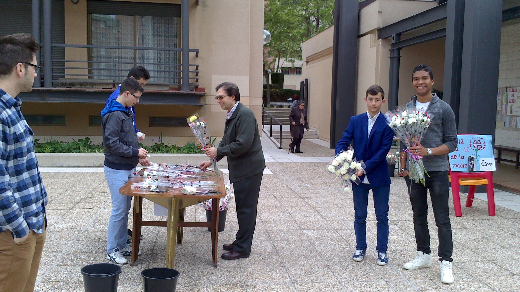 Venta de claveles en el Día de la Madre para Obras Misionales Pontificias