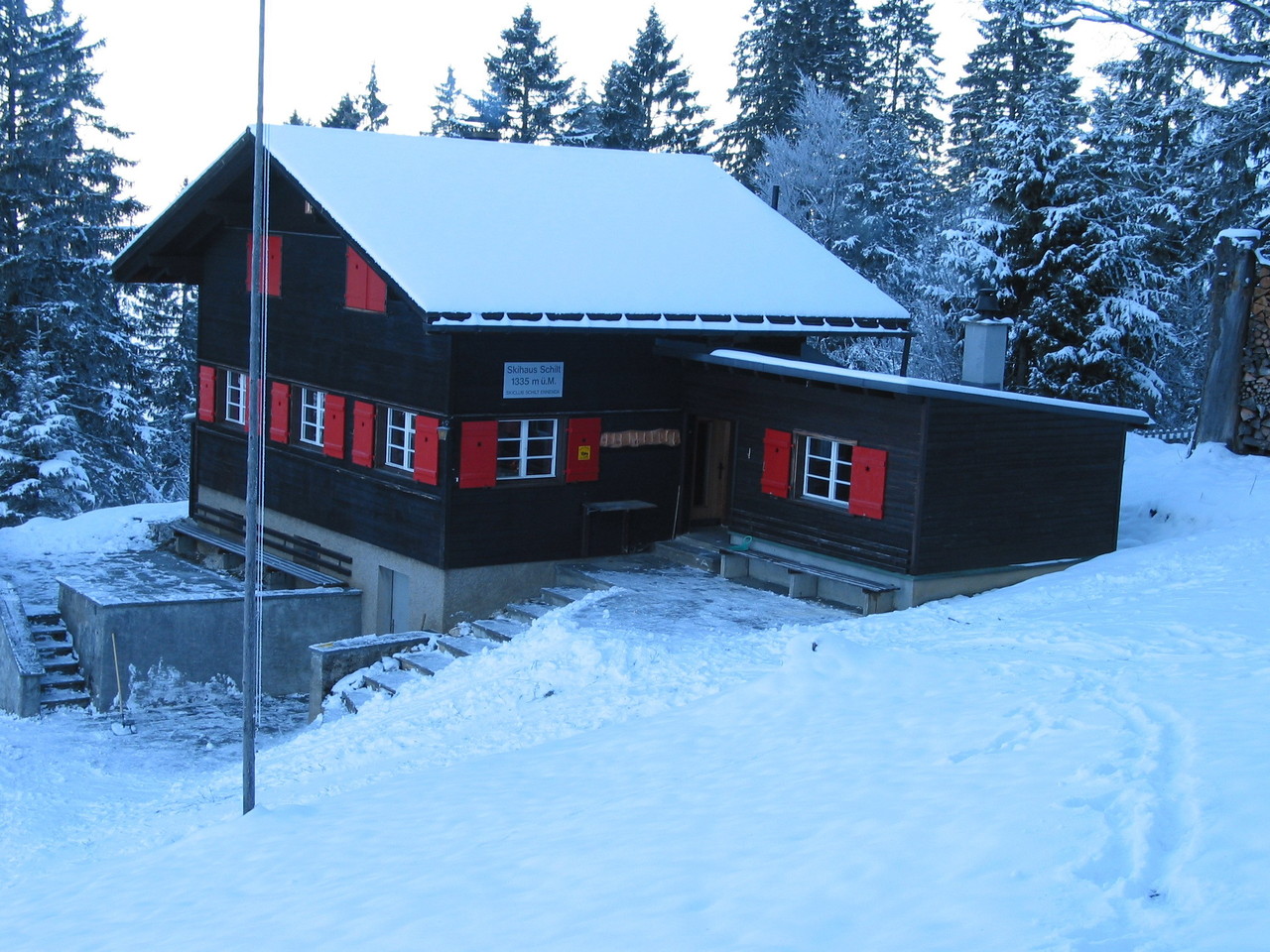Skihaus im Winter 