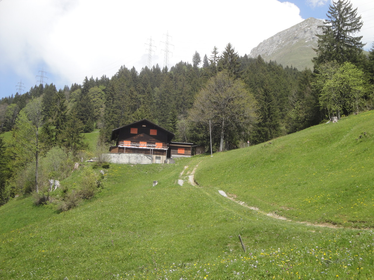 Das Skihaus im Bergfrühling