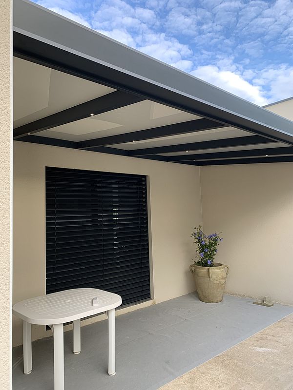 Pergola avec toiture en panneaux sandwich