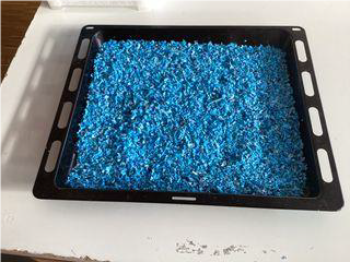 wir haben die Plastik Flakes in einer Backofen Form gefüllt