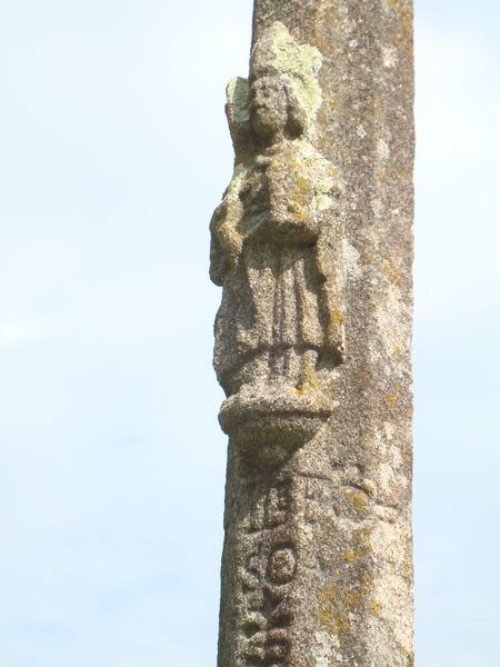 Cruceiro en parque de Raño (detalle fuste)
