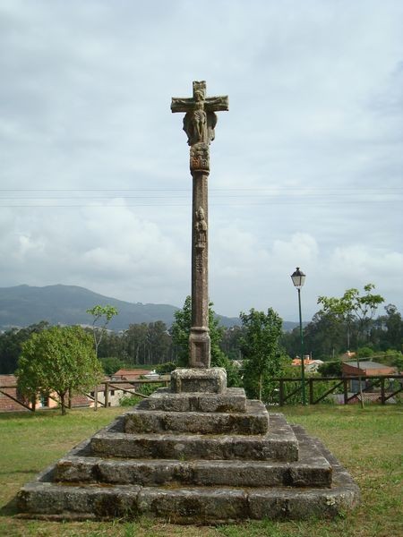 Cruceiro en parque de Raño