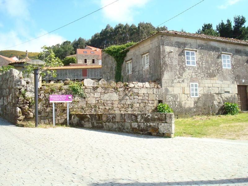Casa rectoral y Horreo de Lira