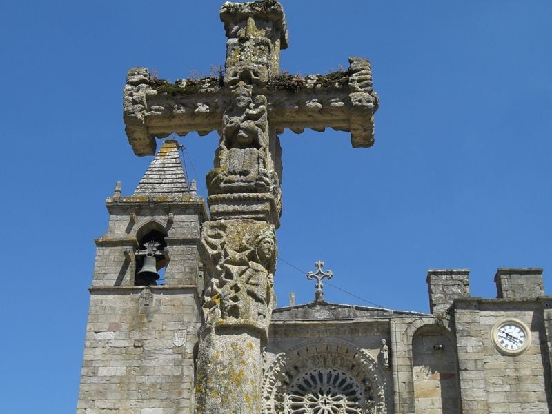 Cruceiro en Noia, Iglesia