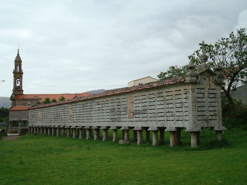 Horreo e Iglesia de  Carnota