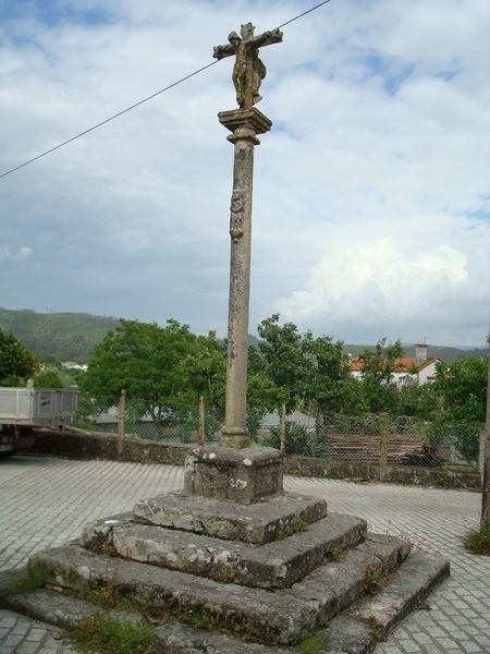 Cruceiro en plaza de Raño