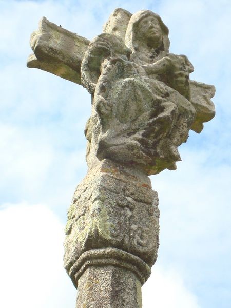Cruceiro en parque de Raño (detalle)