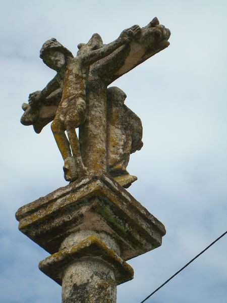 Cruceiro en plaza de Raño (detalle)