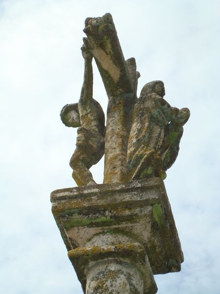 Cruceiro en plaza de Raño (detalle)