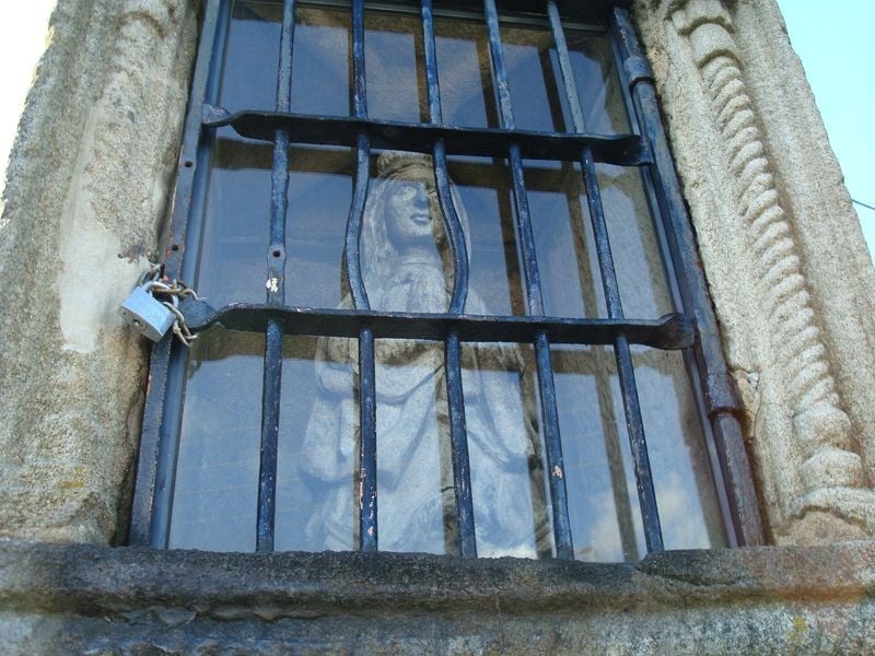 Cruceiro capilla Nta. Sra. de Loreto, en S. Vicente de Noal , detalle capilla