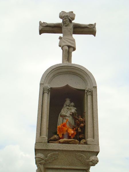 Cruceiro con capilla en  la costa, Cabo de Cruz, Boiro (detalle)