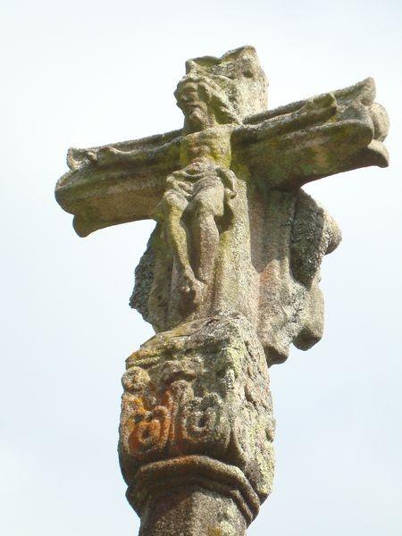 Cruceiro en parque de Raño (detalle)