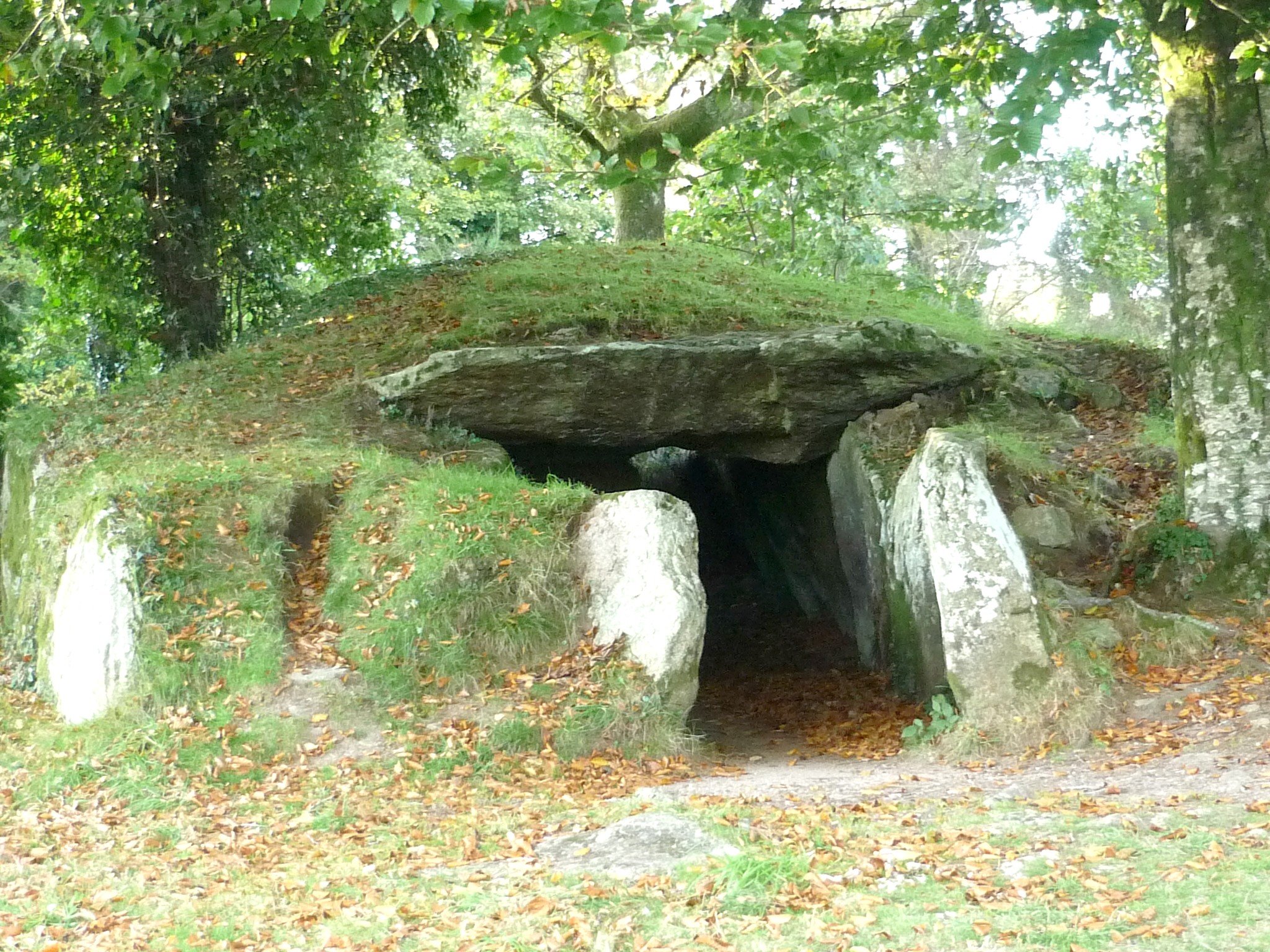 Brennilis dolmen Ti ar Boudiged