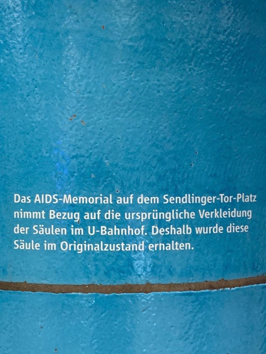 Die Inschrift der Säule im 1 UG