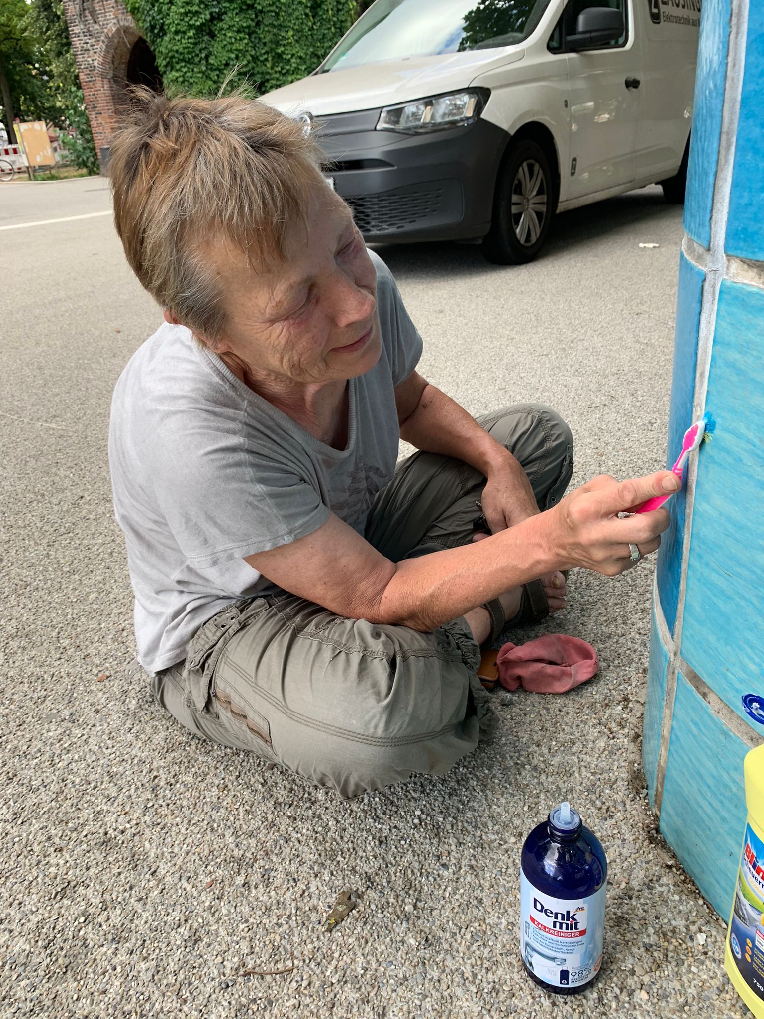 Gabi mit der Zahnbürste bei der Denkmalpflege