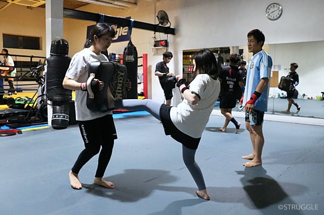 ボディパンチと前蹴り