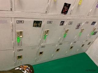 男性更衣室のロッカーの下段がちょっと変化