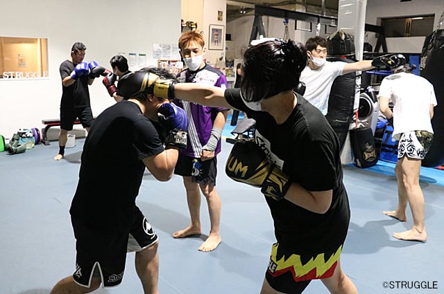 パンチを避けて反撃だーっ！