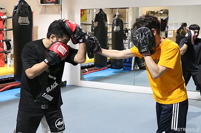 パンチングミットで慣れていこう