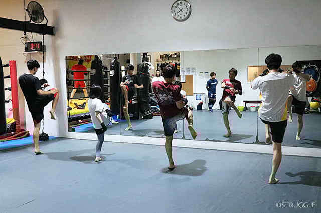 膝蹴りは突くように