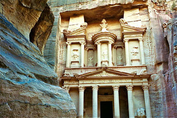Hauptfassade von Petra im Abendlicht