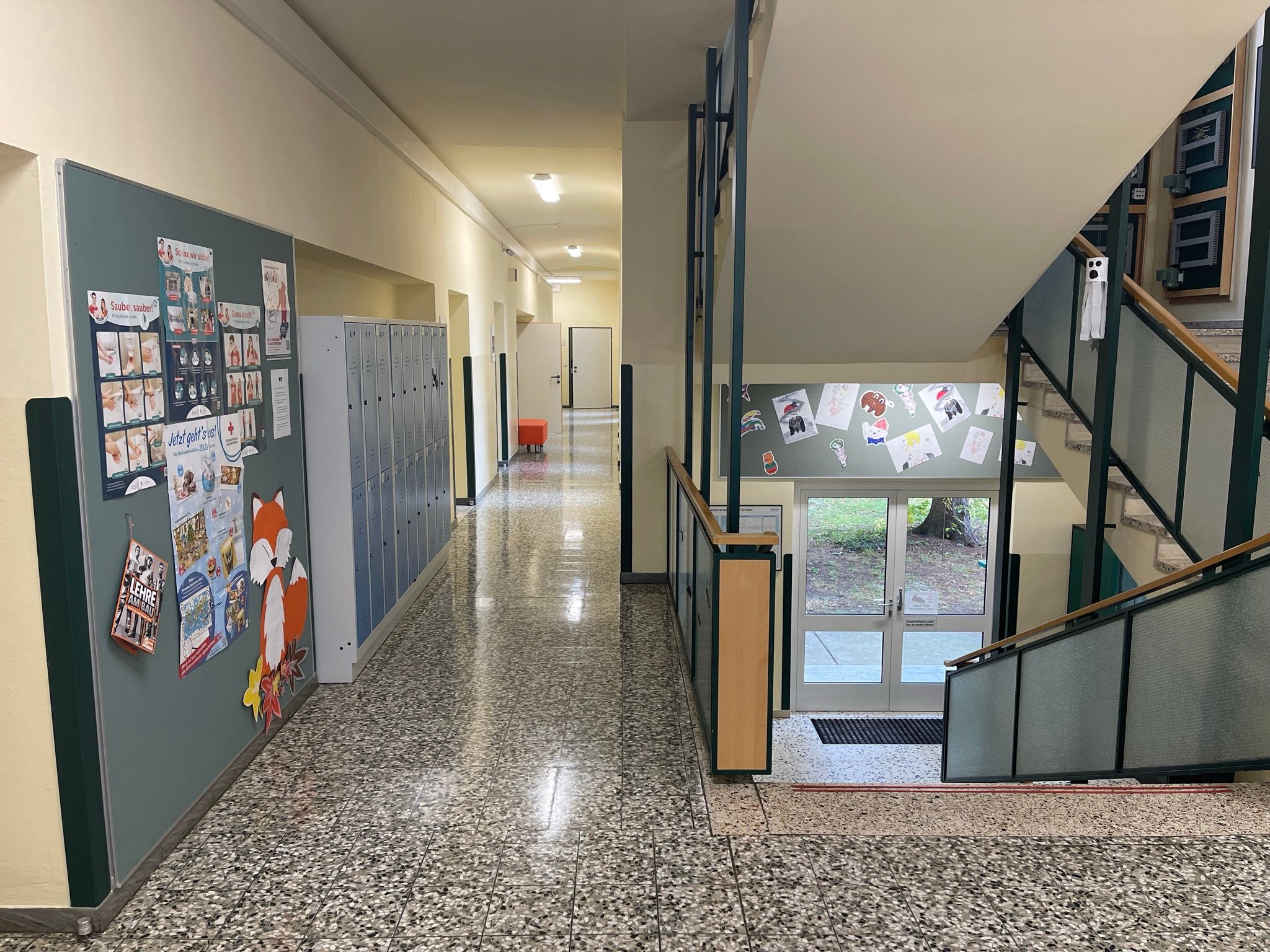 Wir gehen den Gang weiter und kommen bei einer ...