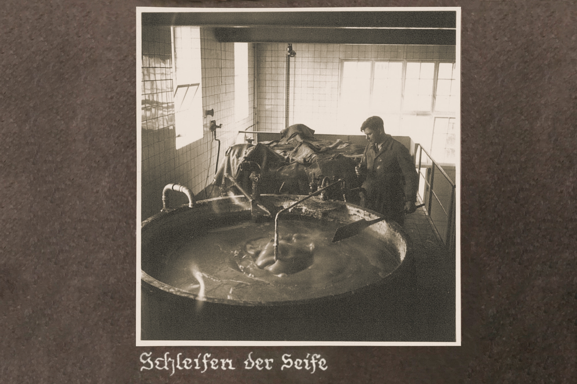 石けん製造の最初-釜で沸騰させる