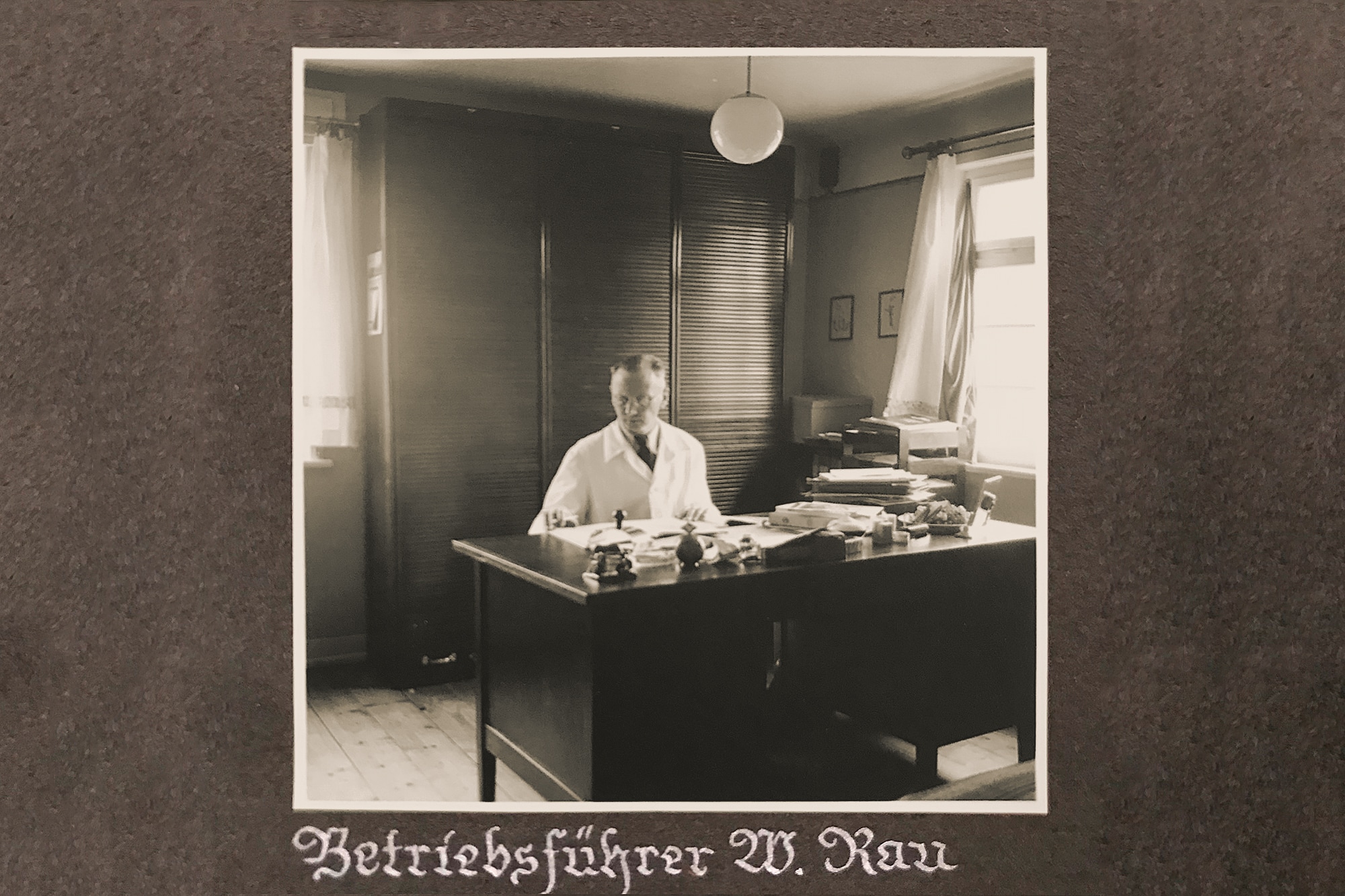 会社の創設者であるワルター・ラウ／自分のデスクで