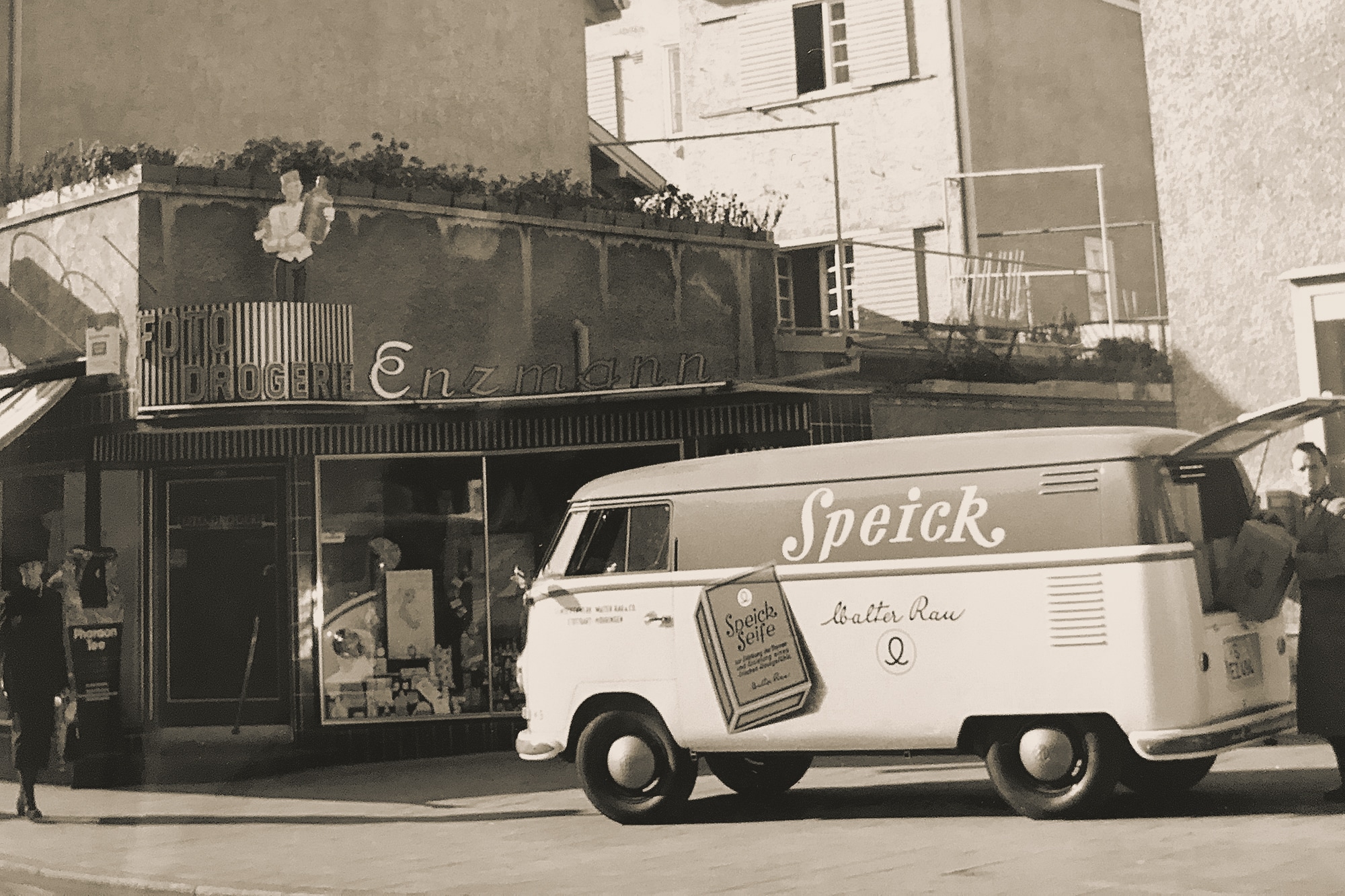 社用車（フォルクスワーゲン・キャンピングカー）による製品配送