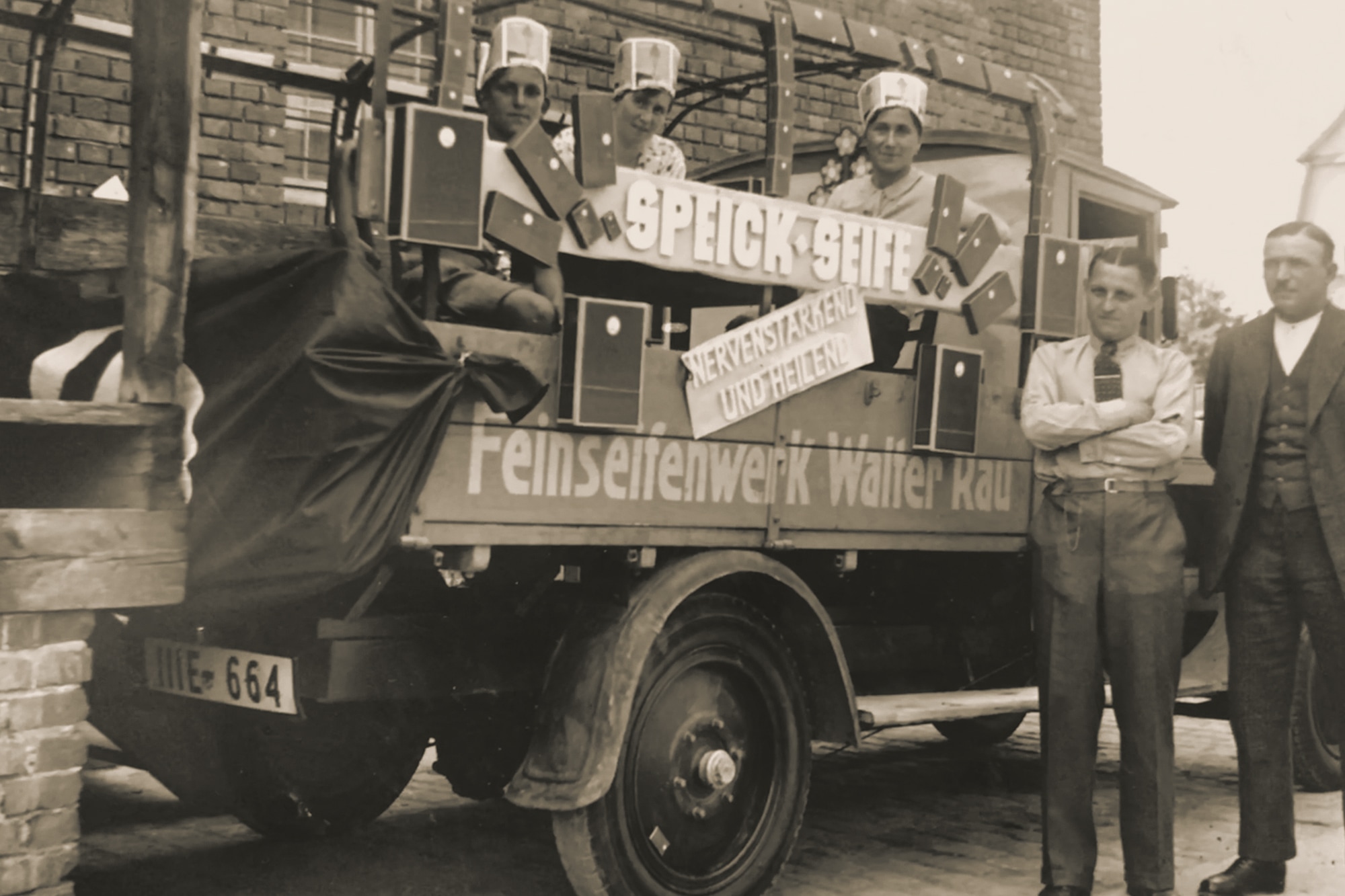 メーリンゲン（ドイツ南西部の町）の子供フェスティバルでページェントフロート