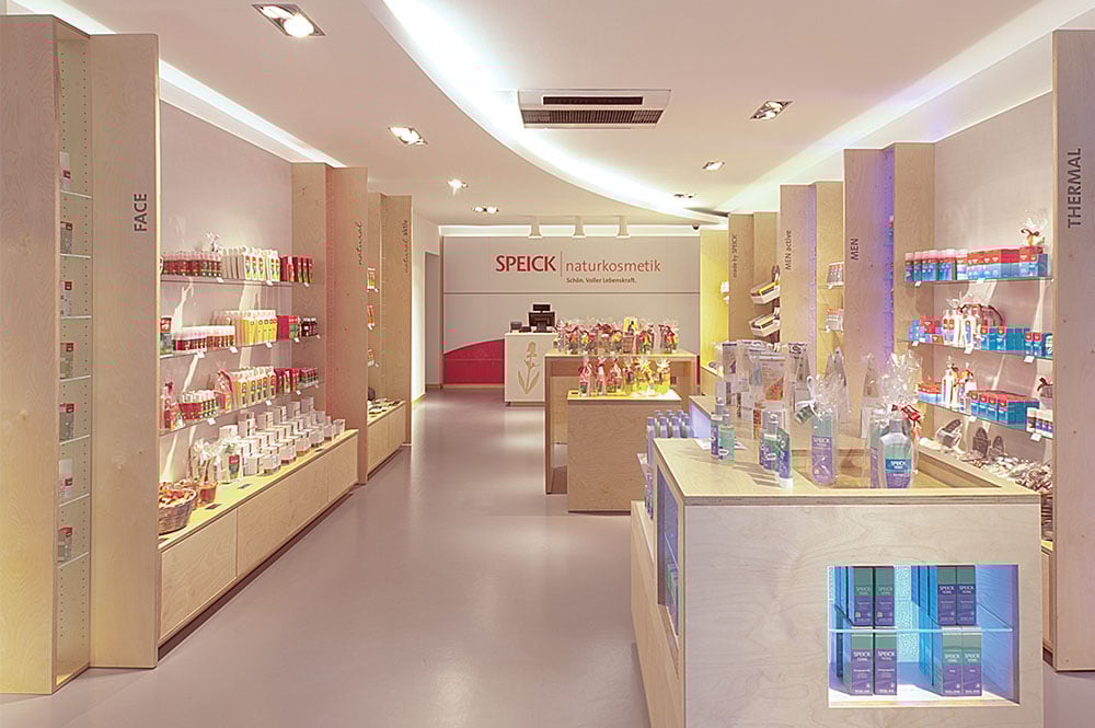 2013年11月：シュトゥットガルト・ミッテ地区に直営店「スパイク　ワールド」がオープン