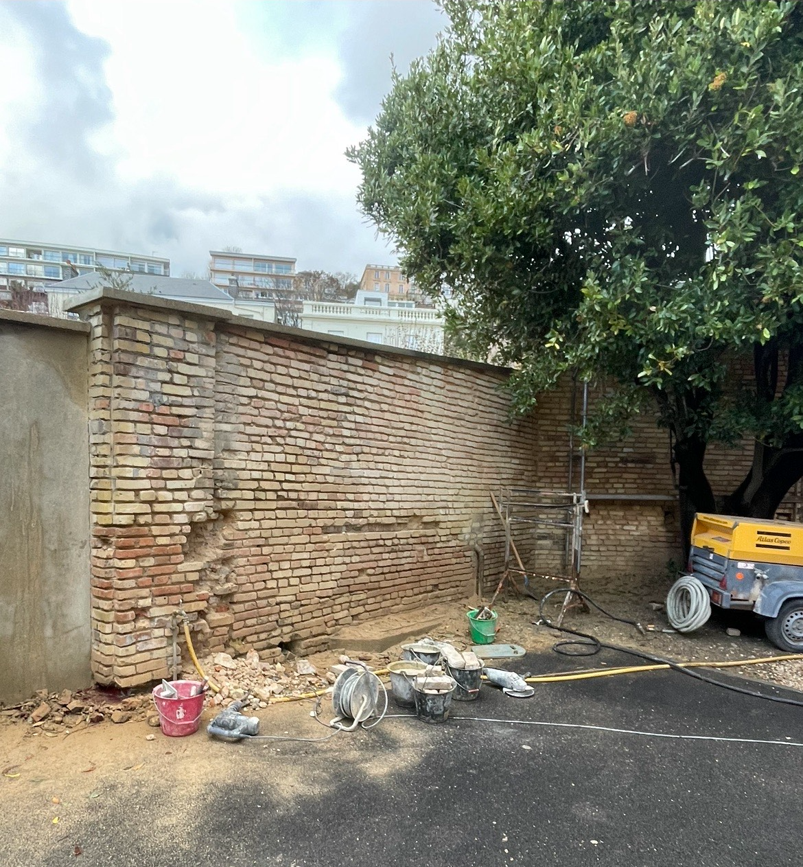Rejointoiement d'un mur de clôture avec reprise de maçonnerie AVANT