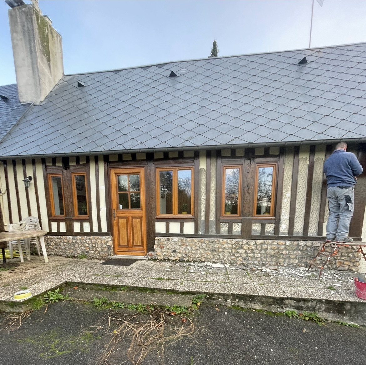 Reprise d'enduit traditionnel sur une maison normande en colombages - AVANT