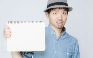 【画像】ノートをみせて大事だと伝える男性