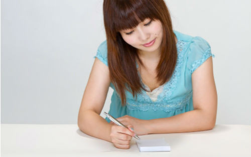 【画像】文章を書く前に何を書くか考えている女性
