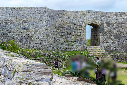 ガイドさんの説明を受ける訓練生