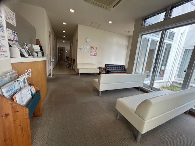 待合室から診察室前　　当院はバリアフリー仕様です。スリッパの履き替えはありません