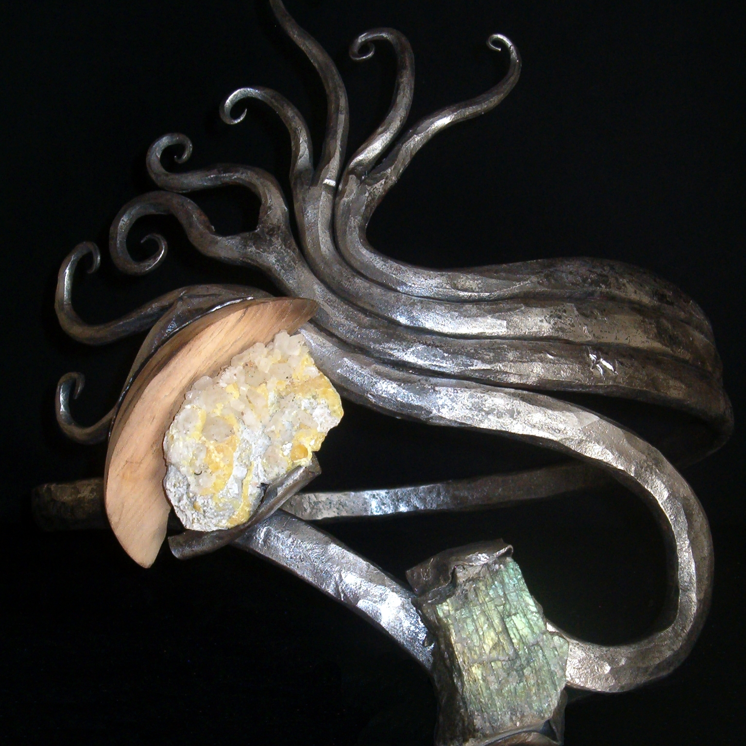 "Bague 46" - Fer pur, Quartz soufré, Labradorite, Cerisier - 38 x 33 cm. Arnaud Elisabeth