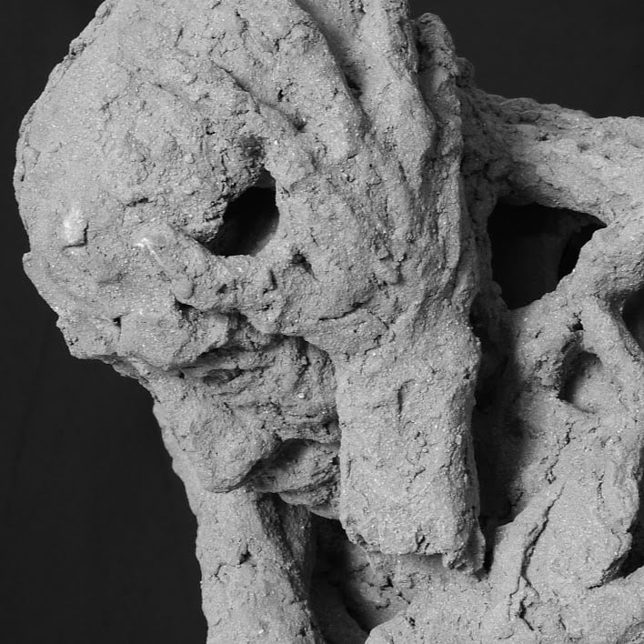 "Grand homme n°12" - grès - 39 x 72 x 56 cm. Sculpture de Christian Revel