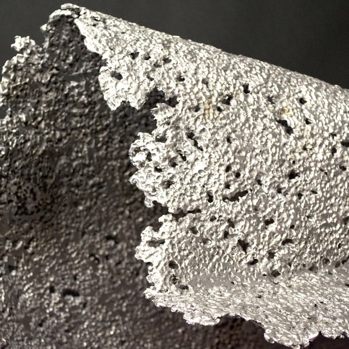 "Tombé du Camion" -  Tôle aluminium texturée -  73 x 98 x H 49 cm - 2019. Sculpture par Yzo