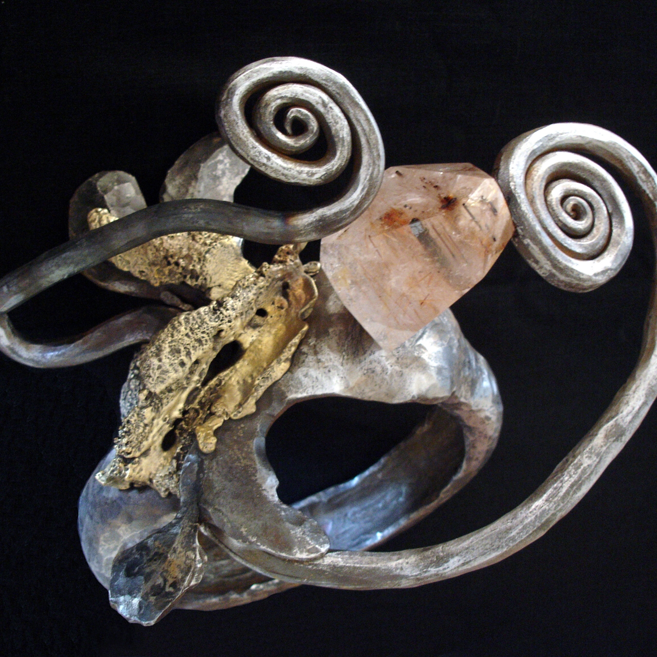 "Bague 49" - Fer pur, Bronze, Quartz rutile - 36 x 30 cm Arnaud Elisabeth