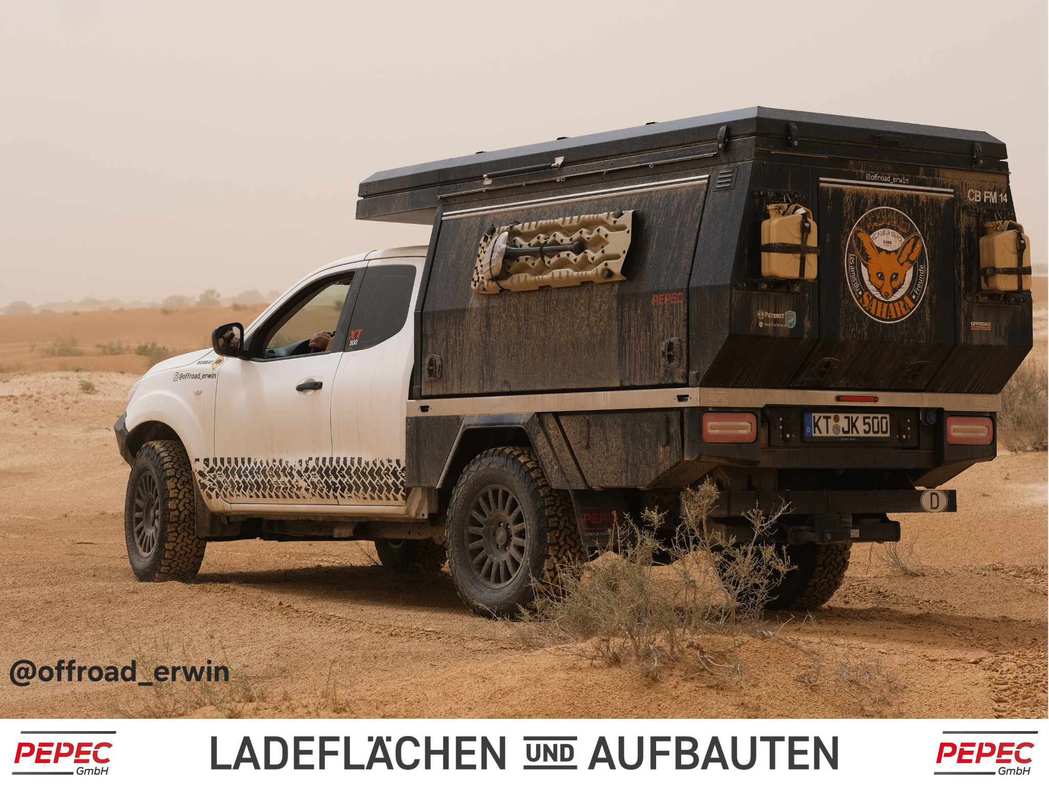 PEPEC Flatbed Camper auf Nissan Navara in der Sahara, ausgestattet mit Zubehör für Offroadeinsätze