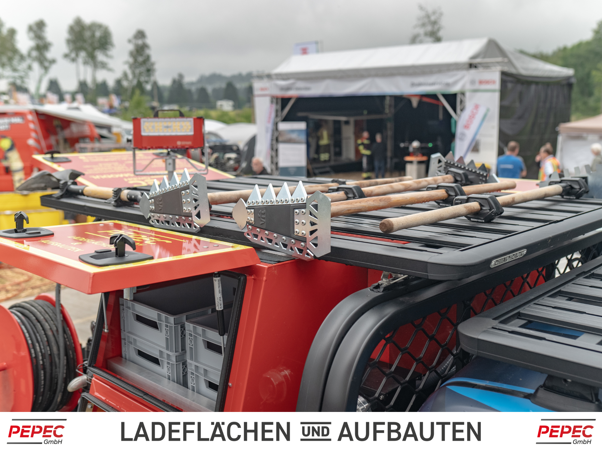 Pickup mit absetzbarem Waldbrand-Wechselmodul auf Flatbed für Feuerwehr, Rettungsdienst und Katastrophenschutz